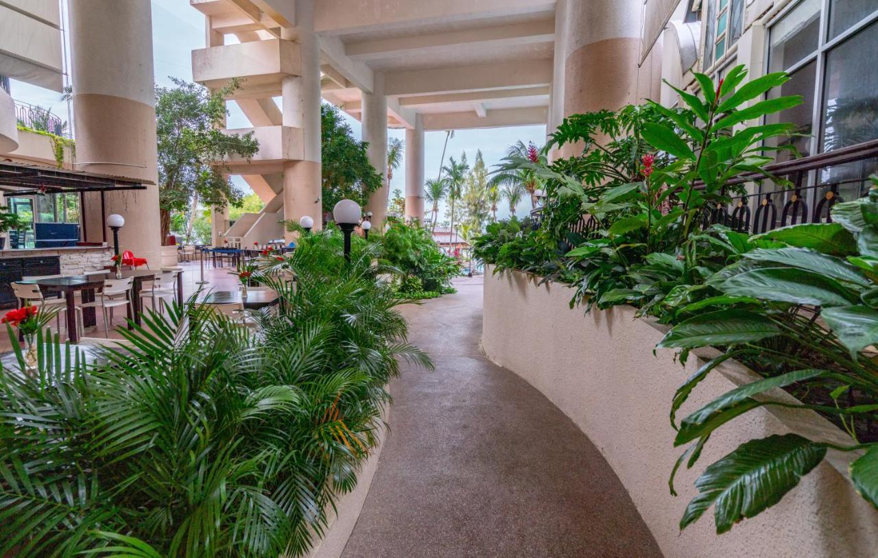 Seaview Deluxe Studio Couples Room S Танджунг-Бунга Экстерьер фото